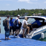 Туристы отправляются на морскую экскурсию на скоростном катере